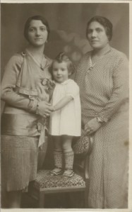 Luz Castaños (centro) nació en Nueva York en 1929.  Su madre (izq) había nacido en la Zona del Canal de Panamá durante la construcción del Canal, donde los abuelos maternos de Luz habían puesto un restaurante y fonda.