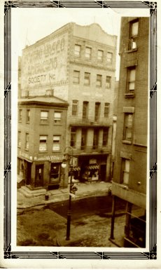 Centro Vasco Americano, fundado en 1913 en la barriada española más antigua de Nueva York, alrededor de Cherry Street, lower Lower East Side, entre los puentes Brooklyn y Manhattan.  La foto es de 1928.  Valentín Aguirre regentaba una pensión en esta zona de la ciudad antes de trasladarse a unas instalaciones mucho más grandes en el West Village-- 82 Bank Street.
