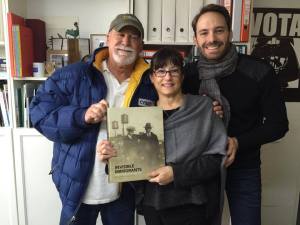 Anthony Carreño, Laura Goyanes y Ángel Briongos, en Madrid, con uno de los primeros ejemplares de "Invisible Immigrants".